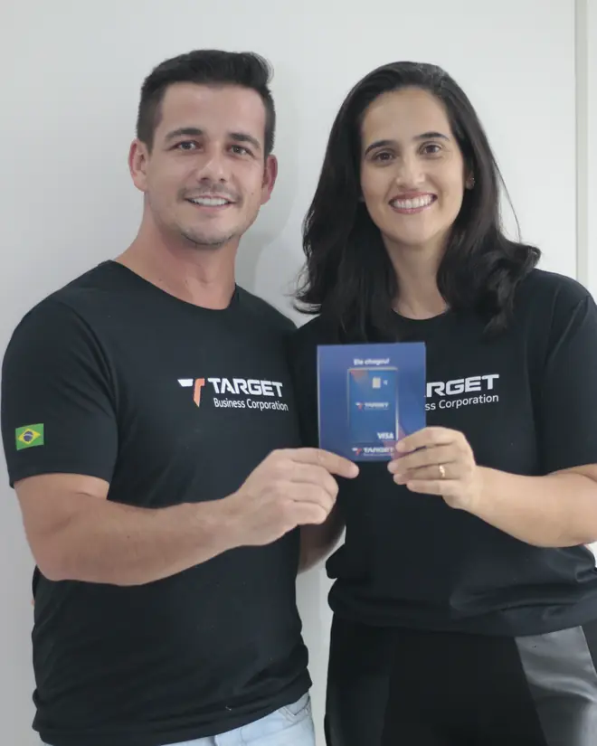 Cliente recebendo o certificado digital das mãos da equipe da Target