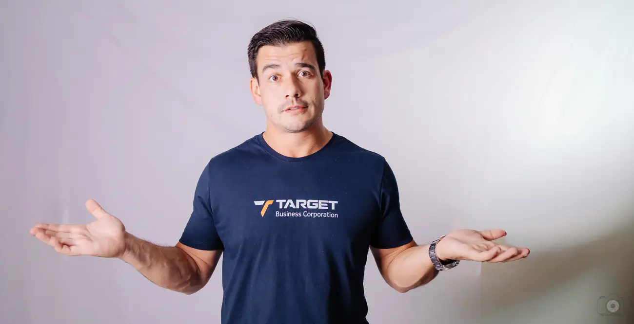 Douglas de Oliveira, fundador da Target Business Corporation, de braços abertos