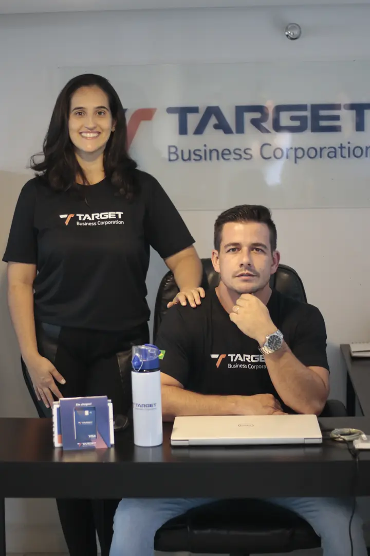 Douglas de Oliveira e a equipe da Target Business Corporation no escritório em Extrema, Minas Gerais