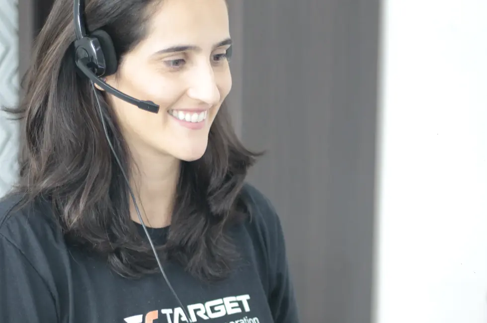 Atendente da Target com headset, anotando durante uma ligação de suporte