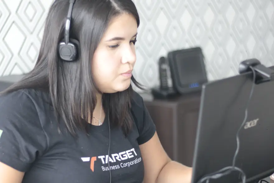 Equipe da Target prestando suporte por acesso remoto em um computador